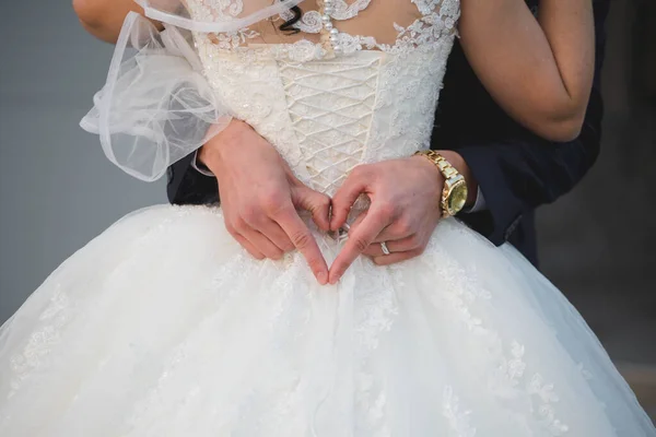 Een Close Shot Van Een Bruid Bruidegom Dansen Hun Huwelijksceremonie — Stockfoto