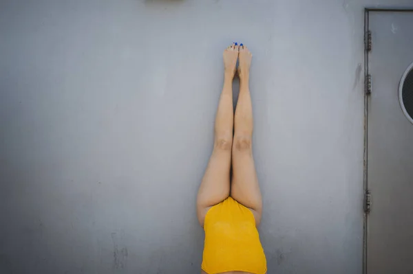 Primer Plano Piernas Mujer Con Traje Baño Amarillo Apoyado Una —  Fotos de Stock