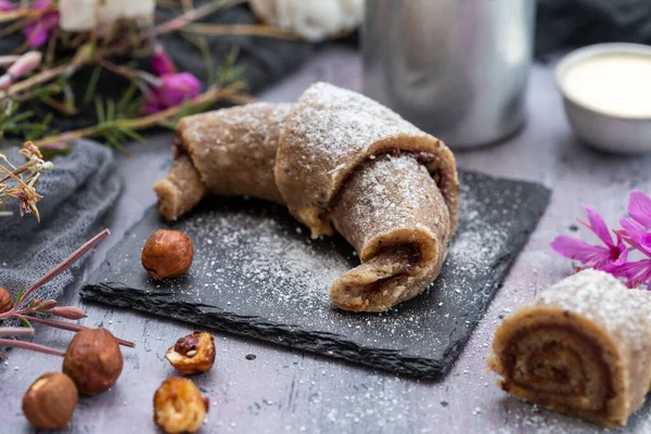 Detailní Záběr Syrové Veganské Rolky Lískových Oříšků Fialovém Grunge Stolku — Stock fotografie