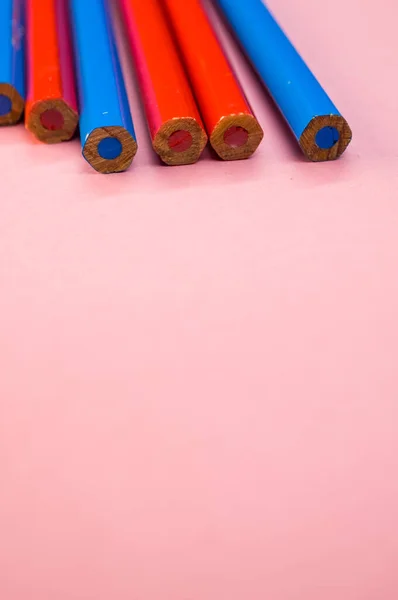 분홍색 표면에 적색과 연필의 — 스톡 사진