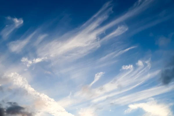 壁紙に最適な明るい青い空にふわふわの雲の美しいショット — ストック写真