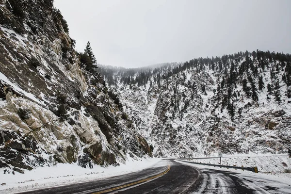 Estrada Sinuosa Cercada Pelas Montanhas Cobertas Neve — Fotografia de Stock