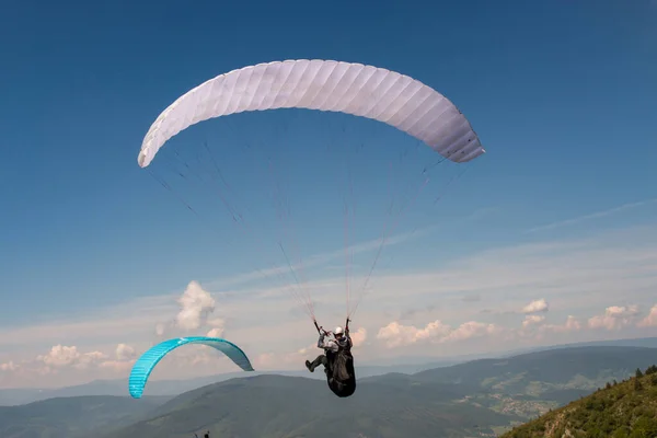 Dwoje Ludzi Paralotniarzy Nad Pięknymi Górami — Zdjęcie stockowe