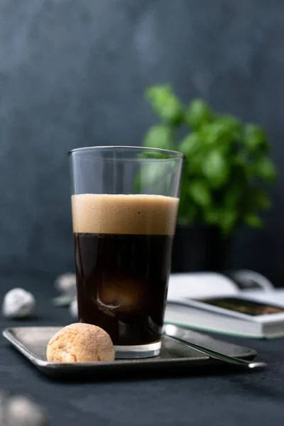 Tiro Vertical Café Latte Com Biscoitos Colher Pires Quadrado — Fotografia de Stock