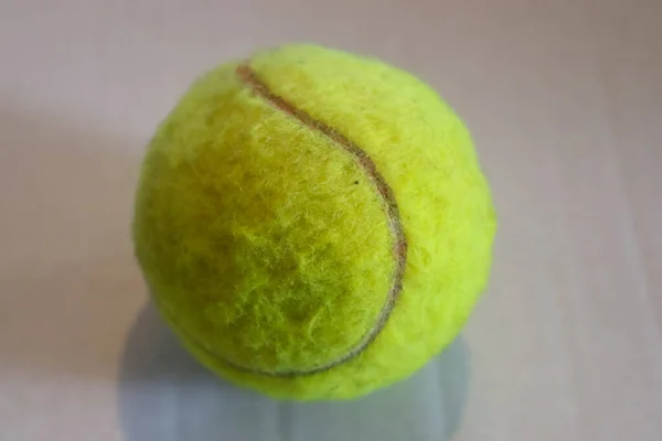 Ένα Κοντινό Πλάνο Μιας Χνουδωτής Μπάλας Του Τένις Μια Λευκή — Φωτογραφία Αρχείου