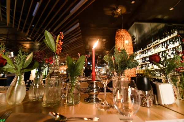 Une Belle Table Noël Décorée Avec Une Bougie Rouge — Photo