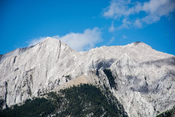 Een Prachtig Shot Van Rocky Mountains Bij Daglicht — Stockfoto