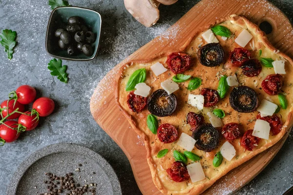Una Pizza Con Tomates Champiñones Queso Parmesano Forma Irregular — Foto de Stock