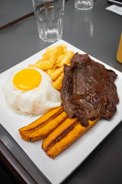 Primer Plano Delicioso Desayuno Con Filete Papas Fritas — Foto de Stock