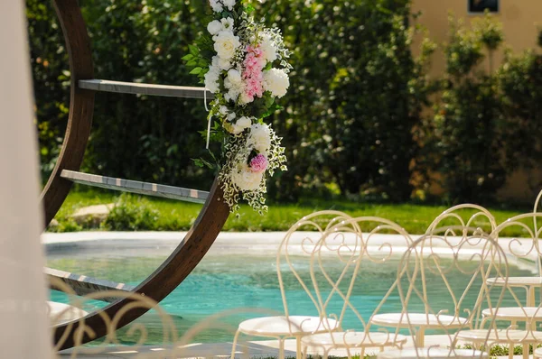 Close Arranjos Flores Durante Casamento Livre Parque Com Uma Piscina — Fotografia de Stock