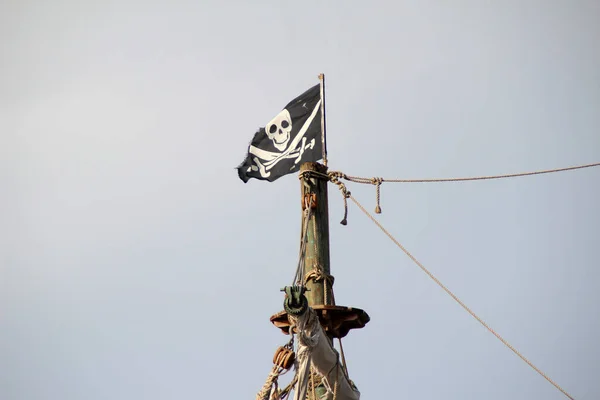 Een Lage Hoek Schot Van Piraten Vlag Het Schip — Stockfoto