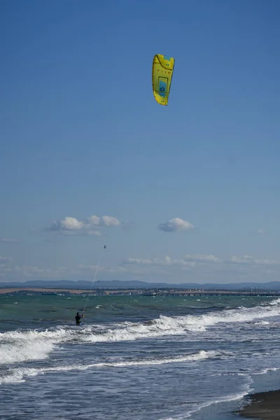 Burgas Bułgaria Sierpnia 2020 Kitesurfing Zatoce Burgas Praktyka Sportów Wodnych — Zdjęcie stockowe