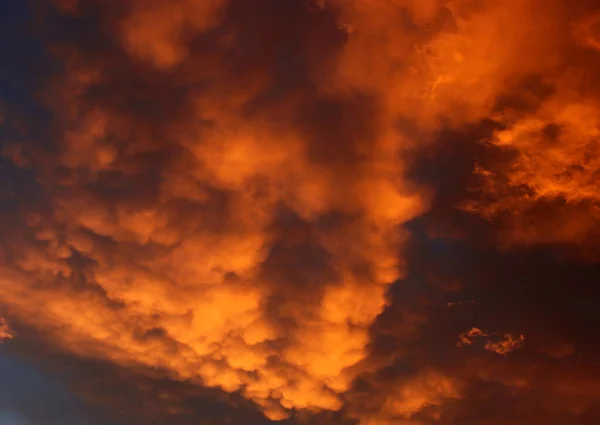 夕日の空に美しい赤とオレンジの雲の息をのむような景色 — ストック写真