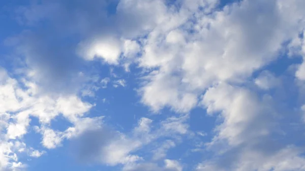 Plano Ángulo Bajo Las Nubes Celestiales Durante Día — Foto de Stock