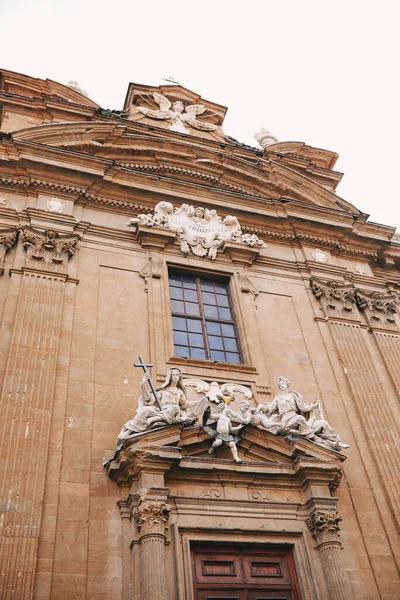 Низкоугольный Снимок Фасада Ораторско Семинарского Комплекса Сан Флоренце — стоковое фото