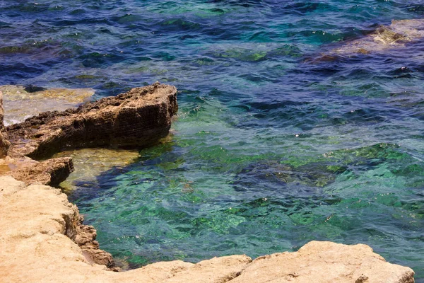 キプロスのラルナカにある美しい澄んだ水 — ストック写真