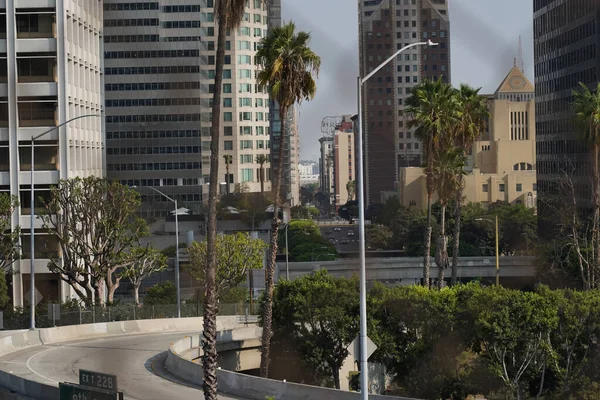 洛杉矶角 2020年10月7日 透过通往洛杉矶下城的不同道路的链条围栏观看 — 图库照片
