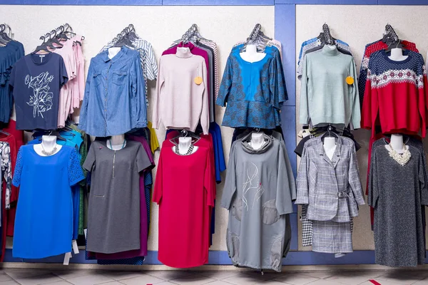 Comércio Lojas Roupas Femininas Bonitas Uma Variedade Vestidos Femininos Oferecidos — Fotografia de Stock