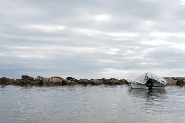 Paysage Bateau Couvert Sur Mer Sous Ciel Nuageux — Photo