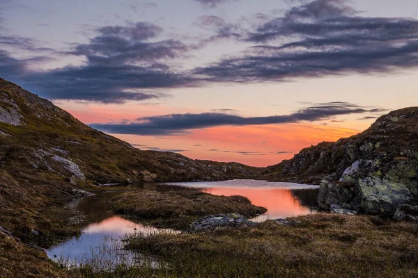 Een Prachtig Shot Van Zonsondergang Boven Een Meer Bergen — Stockfoto