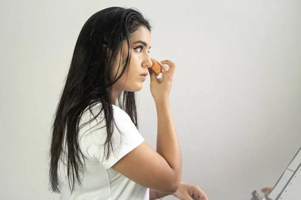 Gros Plan Une Jeune Femme Latine Faisant Maquillage — Photo