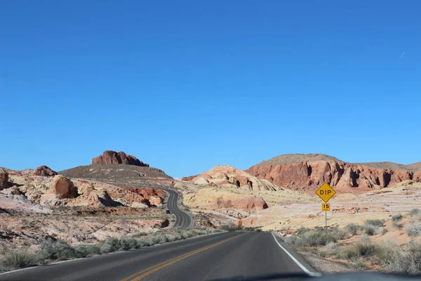 Sinuosa Carretera Desierto Con Carretera Sig —  Fotos de Stock