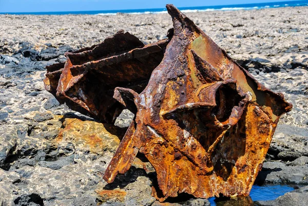 Gros Plan Vieux Métal Rouillé Sur Une Plage — Photo