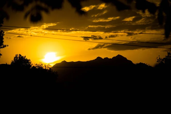 Sonnenuntergang Hinter Einem Berg Mit Einer Silhouette Aus Bergen Und — Stockfoto