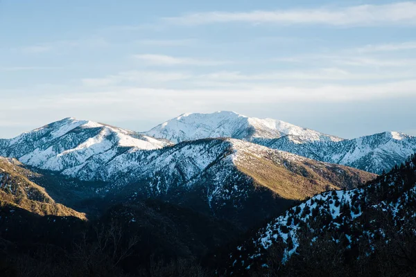 Una Toma Aérea Las Montañas Cubiertas Nieve Bosque Nacional Los — Foto de Stock