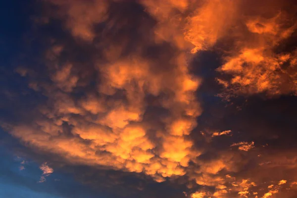 Una Vista Impresionante Hermosas Nubes Rojas Anaranjadas Cielo Del Atardecer — Foto de Stock