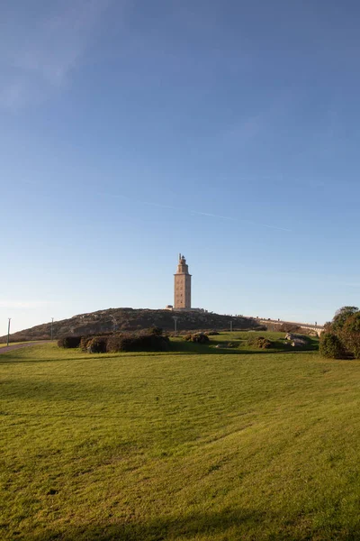 Plano Vertical Campo Con Torre Hércules Lejos Coruña España — Foto de Stock