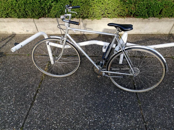 Uma Vista Superior Uma Bicicleta Metal Cinza Estrada — Fotografia de Stock