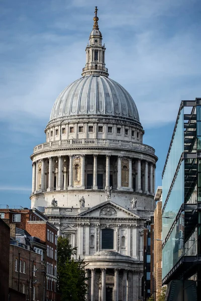 英国伦敦圣保罗大教堂的垂直截图 — 图库照片