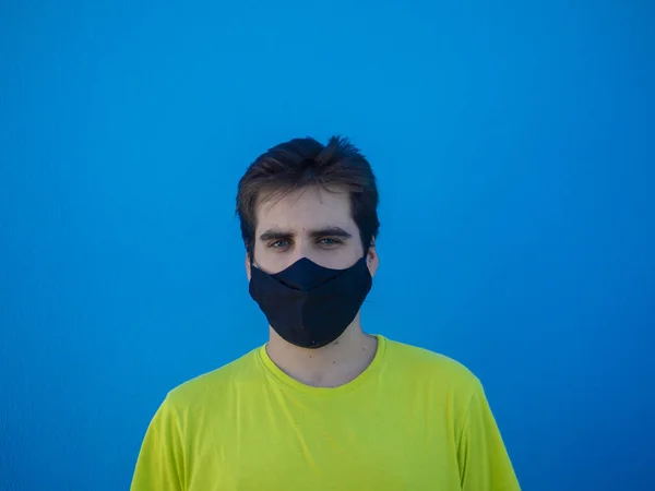 Een Jonge Europese Man Met Een Geel Hemd Een Medisch — Stockfoto