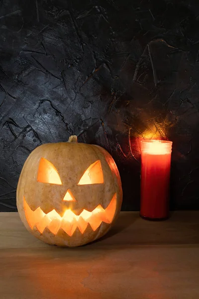 Tiro Vertical Uma Abóbora Esculpida Uma Vela Decoração Halloween — Fotografia de Stock