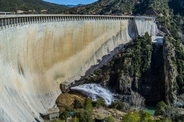 Flygbild Enorm Damm Nära Ett Vattenfall Ett Stenigt Bergslandskap — Stockfoto