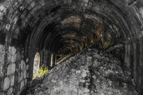 Een Oude Beschadigde Tunnel Met Bouwkaders — Stockfoto