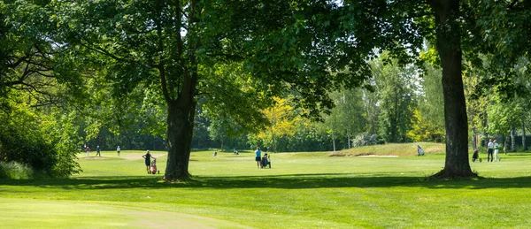 Green Golf Course Unrecognizable Golfers Distance — Stock Photo, Image