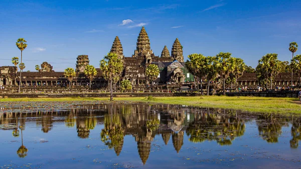 图为柬埔寨著名的吴哥窟建筑群及其在清晨湖面上的倒影 — 图库照片