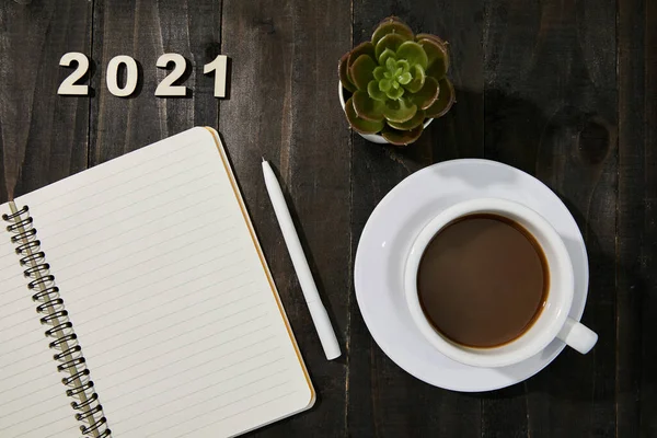 Los Objetivos Anuales Para 2021 Copybook Pluma Taza Café Planta — Foto de Stock