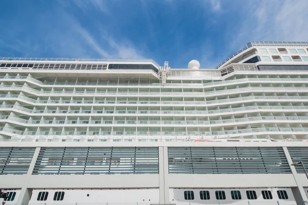 Una Toma Ángulo Bajo Balcones Ventanas Vidrio Gran Crucero — Foto de Stock
