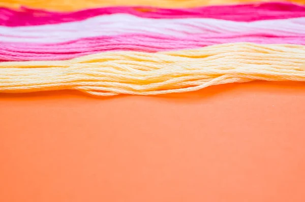 Turuncu Bir Arka Planda Izole Edilmiş Renkli Küf Ipliklerinin Yakın — Stok fotoğraf