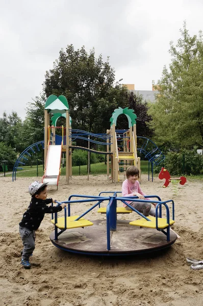 Poznan Poland Jul 2017 Pojke Och Flicka Leker Med Rondell — Stockfoto