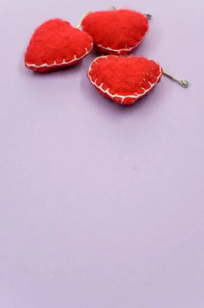 Una Toma Vertical Juguetes Rellenos Forma Corazón Aislados Sobre Fondo — Foto de Stock