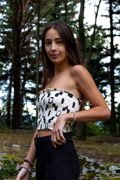 Vertical Shot Young Beautiful Caucasian Woman Forest — Stock Photo, Image