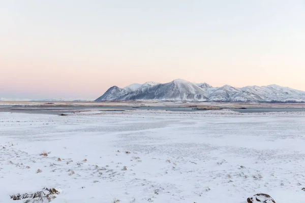 Utsikt Över Det Vackra Landskapet Omgivet Snötäckta Berg Island — Stockfoto