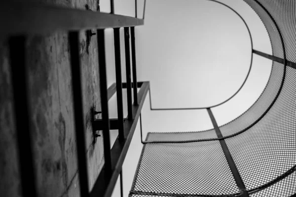 Снимок Лестницы Оттенках Серого Низким Углом — стоковое фото
