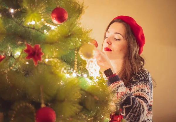 Een Blanke Vrouw Versiert Een Kerstboom — Stockfoto