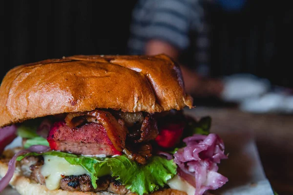 Nærbillede Den Friske Velsmagende Burger - Stock-foto