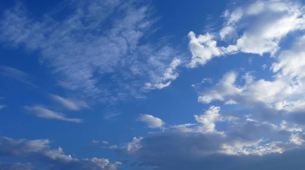 Plano Ángulo Bajo Las Nubes Celestiales Durante Día — Foto de Stock